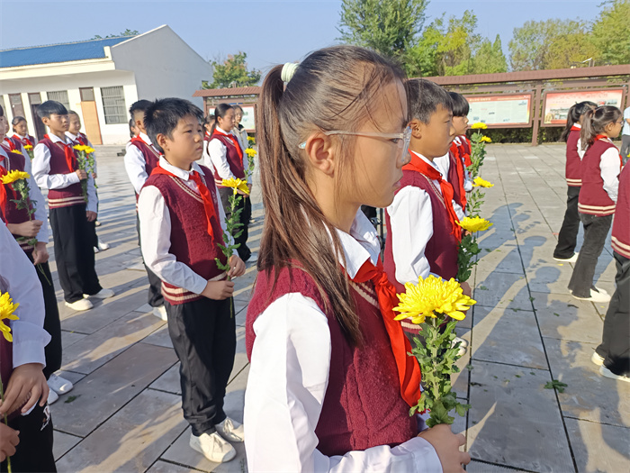 緬懷先烈  致敬英雄——民權(quán)縣第三小學(xué)少先隊員參加2025年烈士紀(jì)念日公祭活動