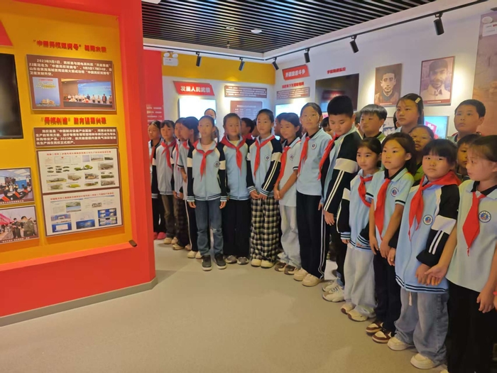 民權(quán)縣：“紅領(lǐng)巾”進(jìn)軍營(yíng) 厚植愛(ài)國(guó)強(qiáng)軍情