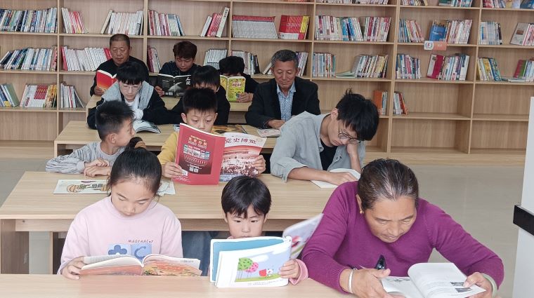 民權(quán)縣圖書館胡集鄉(xiāng)分館舉辦“書香潤澤鄉(xiāng)村”全民閱讀推廣活動