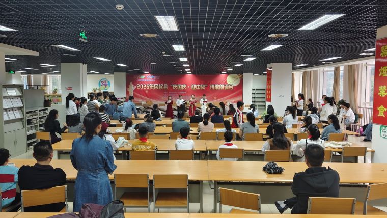 民權(quán)縣圖書館舉辦“慶國慶·迎中秋”詩歌朗誦會 民權(quán)縣圖書館舉辦“慶國慶·迎中秋”詩歌朗誦會