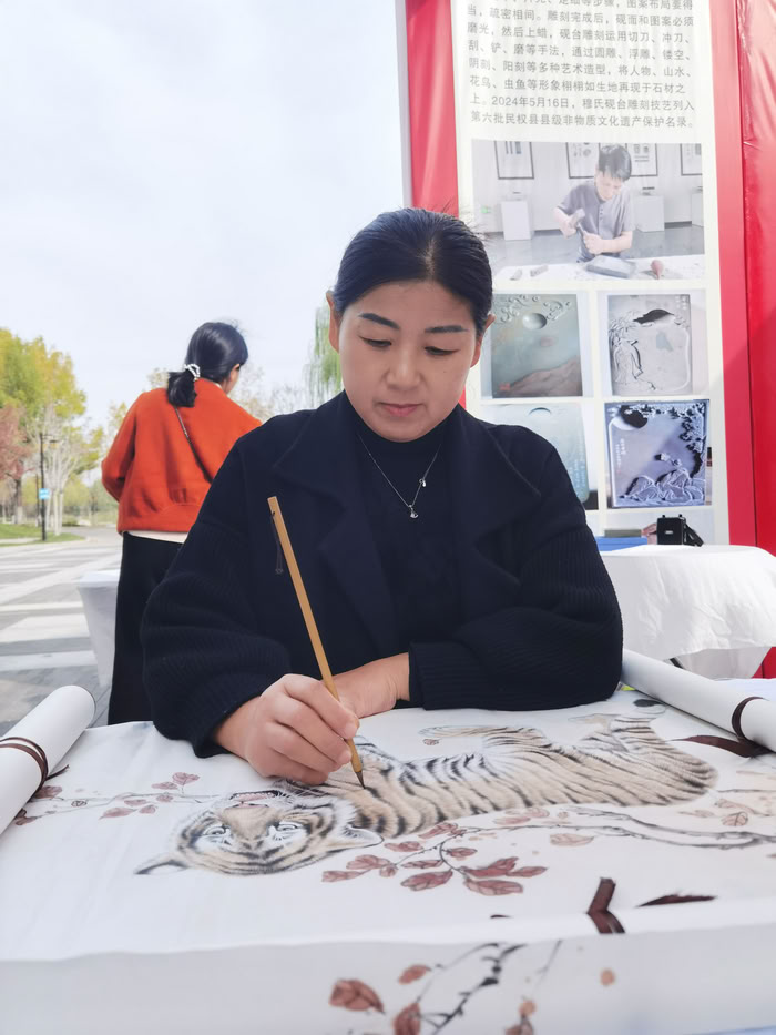 我縣畫家王春麗、穆氏硯臺傳承人穆振奇出席第十屆華商文化節(jié)