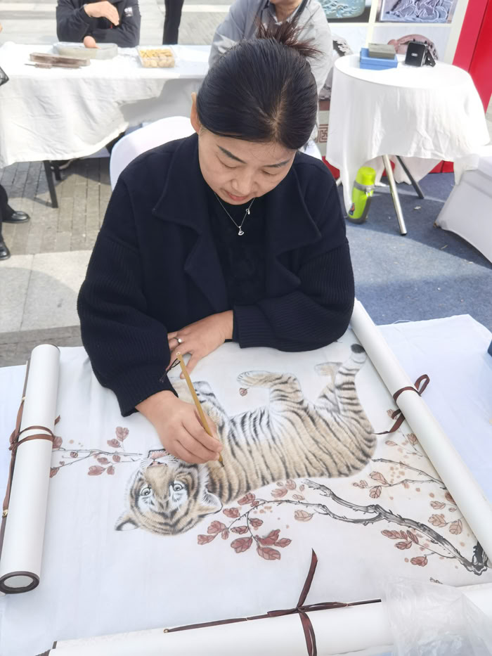 我縣畫家王春麗、穆氏硯臺傳承人穆振奇出席第十屆華商文化節(jié)