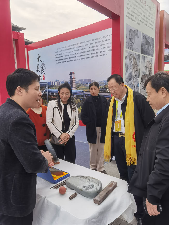 我縣畫家王春麗、穆氏硯臺傳承人穆振奇出席第十屆華商文化節(jié)