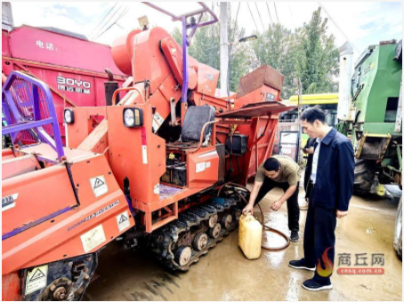 民權(quán):農(nóng)機(jī)“鐵軍”顯神威 奏響秋收秋種交響曲 民權(quán):農(nóng)機(jī)“鐵軍”顯神威 奏響秋收秋種交響曲